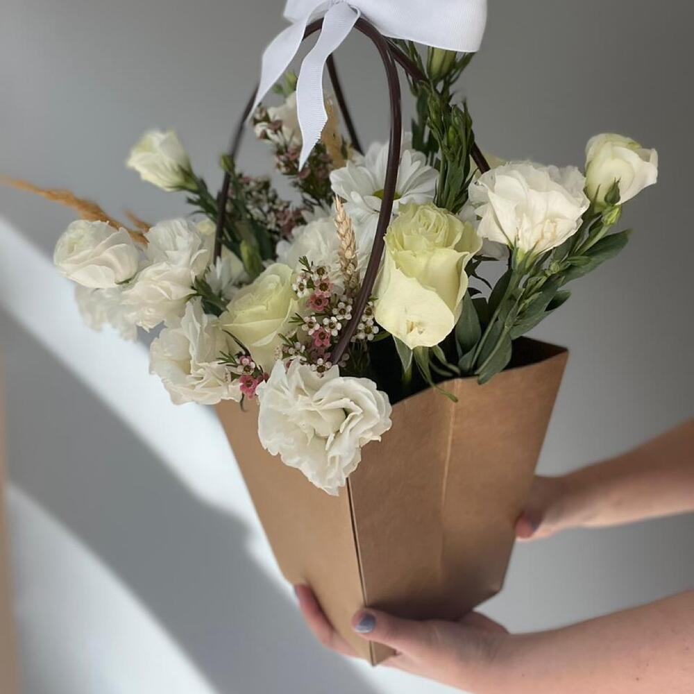 Цветы в корзинке